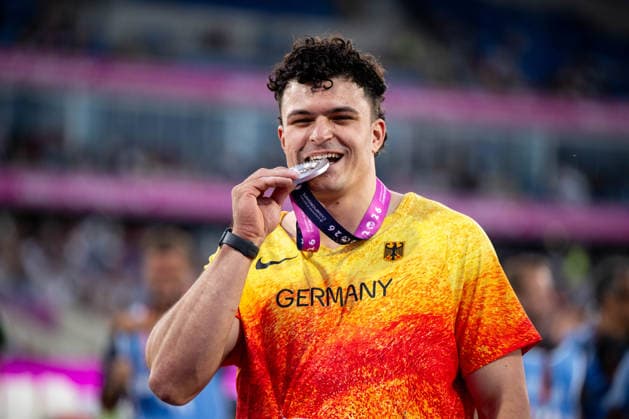 11.08.2026, GBR, Leichtathletik, Europameisterschaft 2026, Abendsession Tag 2, Birmingham Merlin Hummel ( Deutschland ) jubelt über Platz 2 und die Silber Medaille, Hammerwurf Herren, Finale Birmingham Alexander Stadium England Großbritannien *** August 11, 2026, GBR, Track and Field, 2026 European Championships, Evening Session, Day 2, Birmingham Merlin Hummel Germany celebrates second place and the silver medal, Men s Hammer Throw, Final, Alexander Stadium, Birmingham, England, Great Britain Copyright: xNordphoto Memmlerx