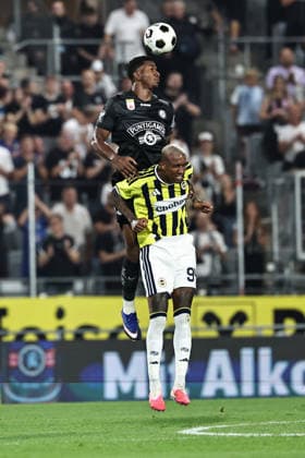 SOCCER - UEFA CL, Sturm vs Fenerbahce GRAZ,AUSTRIA,11.AUG.26 - SOCCER - UEFA Champions League, qualification, SK Sturm Graz vs Fenerbahce Istanbul. Image shows Jeyland Mitchell (Sturm) and Anderson Talisca (Fenerbahce).  GEPAxpictures xChrisxBauer