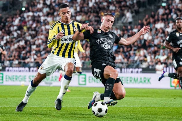 Fussball: Österreich: UEFA Champions League Qualifikation 2026 2027 - 3. Runde, 11.08.2026 - SK Sturm Graz (Österreich) vs. Fenerbahce Istanbul (Türkei) - Merkur Arena (Graz, Österreich); Mason Greenwood (Fenerbahce SK), Petar Petrovic (Sturm Graz) *** Soccer Austria UEFA Champions League Qualifiers 2026–2027, Round 3, August 11, 2026: SK Sturm Graz (Austria) vs. Fenerbahçe Istanbul (Turkey) at Merkur Arena, Graz, Austria; Mason Greenwood (Fenerbahçe SK), Petar Petrovic (Sturm Graz) Copyright: xLUKAxKOLANOVICx