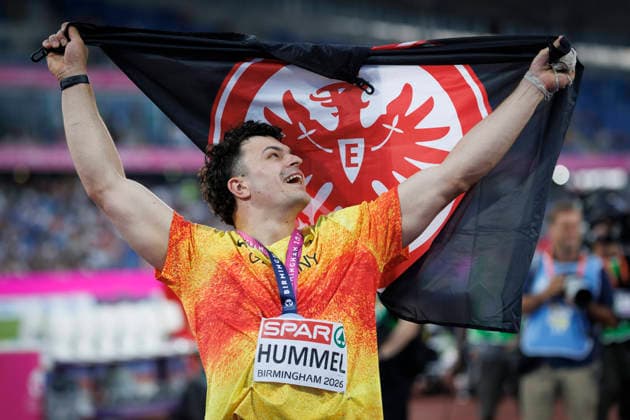 BIRMINGHAM, GREAT BRITAIN - AUGUST 11, 2026 : Merlin HUMMEL (GER Germany) with the Eintracht Frankfurt flag after winning silver in the hammer throw during the European Athletics Championships at Alexander Stadium on August 11, 2026 in Birmingham, Great Britain. Great Britain Copyright: xAxelxKohringx