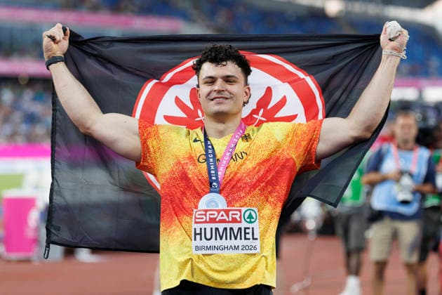 BIRMINGHAM, GREAT BRITAIN - AUGUST 11, 2026 : Merlin HUMMEL (GER Germany) with the Eintracht Frankfurt flag after winning silver in the hammer throw during the European Athletics Championships at Alexander Stadium on August 11, 2026 in Birmingham, Great Britain. Great Britain Copyright: xAxelxKohringx