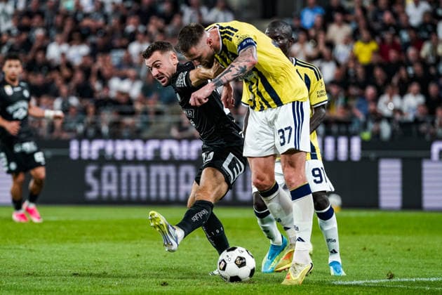 Fussball: Österreich: UEFA Champions League Qualifikation 2026 2027 - 3. Runde, 11.08.2026 - SK Sturm Graz (Österreich) vs. Fenerbahce Istanbul (Türkei) - Merkur Arena (Graz, Österreich); Jürgen Heil (Sturm Graz), Milan Skriniar (Fenerbahce SK) *** Soccer Austria UEFA Champions League Qualifying 2026–2027, Round 3, August 11, 2026: SK Sturm Graz (Austria) vs. Fenerbahçe Istanbul (Turkey) at Merkur Arena, Graz, Austria; Jürgen Heil (Sturm Graz), Milan Skriniar (Fenerbahçe SK) Copyright: xLUKAxKOLANOVICx