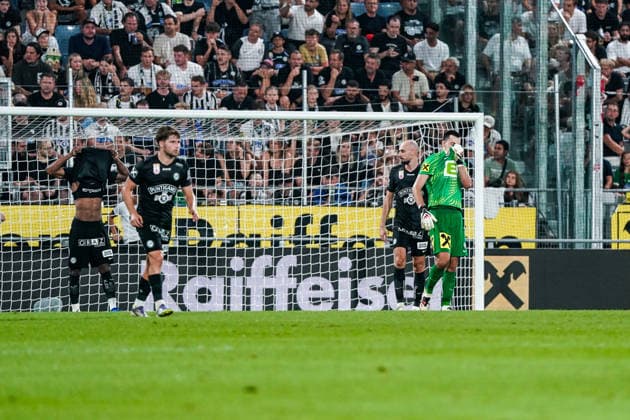 Fussball: Österreich: UEFA Champions League Qualifikation 2026 2027 - 3. Runde, 11.08.2026 - SK Sturm Graz (Österreich) vs. Fenerbahce Istanbul (Türkei) - Merkur Arena (Graz, Österreich); Sturm Spieler enttäuscht nach dem Tor zum 0-1 von Talisca (Fenerbahce SK) *** Soccer Austria UEFA Champions League Qualifying 2026–2027, Third Round, August 11, 2026: SK Sturm Graz (Austria) vs. Fenerbahçe Istanbul (Turkey) at Merkur Arena, Graz, Austria. Sturm players look disappointed after Talisca’s goal gave Fenerbahçe a 1–0 lead. Copyright: xLUKAxKOLANOVICx
