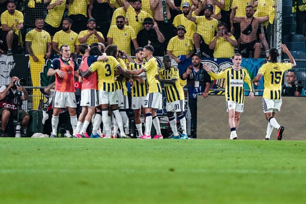 Fussball: Österreich: UEFA Champions League Qualifikation 2026 2027 - 3. Runde, 11.08.2026 - SK Sturm Graz (Österreich) vs. Fenerbahce Istanbul (Türkei) - Merkur Arena (Graz, Österreich); Fenerbahce bejubelt das Tor zum 0-1 durch Talisca (Fenerbahce SK) *** Soccer Austria UEFA Champions League Qualifying 2026–2027, Round 3, August 11, 2026: SK Sturm Graz (Austria) vs. Fenerbahçe Istanbul (Turkey) at Merkur Arena, Graz, Austria. Fenerbahçe celebrates Talisca’s goal to make it 0–1. Fenerbahçe SK Copyright: xLUKAxKOLANOVICx