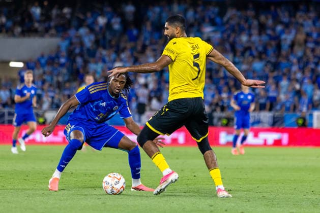 Kianga Manasse of SK Slovan Bratislava and Abdullah Iqbal of Mjallby seen during UEFA Champions league third qualifying round game between teams of SK Slovan Bratislava and Mjallby (Dominika Kortvelyesiova Ball Raw Images) Bratislava Tehelne Pole stadium Slovakia Copyright: xDominikaxKortvelyesiovax DKR_5717