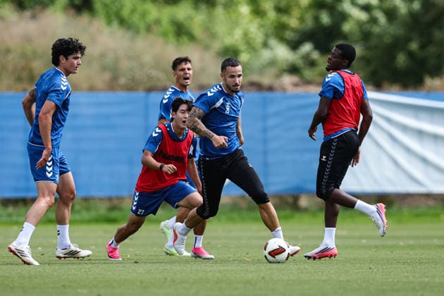 Falko Michel (M.,1. FC Magdeburg,21) gegen v.l. Anselmo Garcia Mac Nulty (1. FC Magdeburg,3), Doyoung Yoon (1. FC Magdeburg,27), Pierre Nadjombe (1. FC Magdeburg,28) - 2. Fußball Bundesliga Saison 2026-2027 1. FC Magdeburg Training an der Avnet Arena in Magdeburg - Fußball,Mann,Männer,Deutschland,11.08.2026 *** Falko Michel M, 1 FC Magdeburg, 21, against (from left) Anselmo Garcia Mac Nulty, 1 FC Magdeburg, 3, Doyoung Yoon, 1 FC Magdeburg, 27, Pierre Nadjombe 1 FC Magdeburg, 28, 2. Bundesliga, 2026–2027 season, 1 FC Magdeburg training at the Avnet Arena in Magdeburg, soccer, man, men, Germany, August 11, 2026