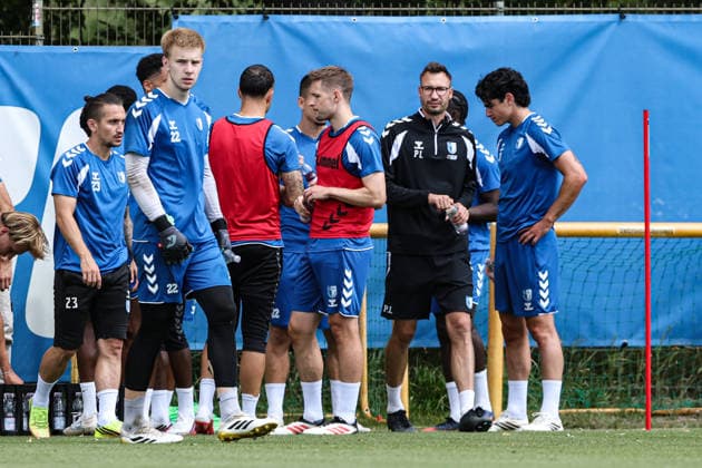 Trainer Pascal Ibold Anselmo Garcia Mac Nulty (r.,1. FC Magdeburg,3) und Paul Jaeckel (1. FC Magdeburg,6) - 2. Fußball Bundesliga Saison 2026-2027 1. FC Magdeburg Training an der Avnet Arena in Magdeburg - Fußball,Mann,Männer,Deutschland,11.08.2026 *** Coach Pascal Ibold, Anselmo Garcia Mac Nulty (1), 1. FC Magdeburg (3), and Paul Jaeckel (1), 1. FC Magdeburg (6), 2026–2027 Bundesliga season, 1. FC Magdeburg training at the Avnet Arena in Magdeburg, soccer, man,Men, Germany, August 11, 2026