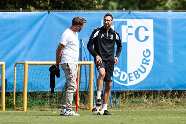 Trainer Pascal Ibold (r.) und Sportdirektor Peer Jaekel (1. FC Magdeburg) - 2. Fußball Bundesliga Saison 2026-2027 1. FC Magdeburg Training an der Avnet Arena in Magdeburg - Fußball,Mann,Männer,Deutschland,11.08.2026 *** Coach Pascal Ibold and Sports Director Peer Jaekel, 1. FC Magdeburg, 2. Bundesliga, 2026–2027 season, 1. FC Magdeburg training session at the Avnet Arena in Magdeburg, soccer, man, men, Germany, August 11, 2026