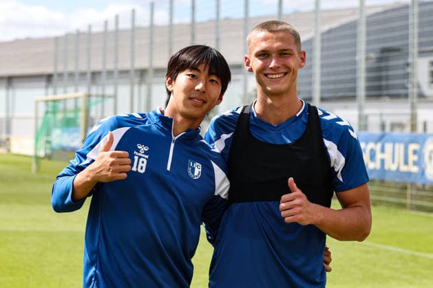 Chunghyun Lee (1. FC Magdeburg,18) und Kevin Manthey (1. FC Magdeburg,20) anschwitzen bei der U 23 vom 1. FC Magdeburg für das Abendspiel gegen Babelsberg - 2. Fußball Bundesliga Saison 2026-2027 1. FC Magdeburg Training an der Avnet Arena in Magdeburg - Fußball,Mann,Männer,Deutschland,11.08.2026 *** Chunghyun Lee, 1 FC Magdeburg,18, and Kevin Manthey, 1 FC Magdeburg, 20, warming up with the U-23 team of 1 FC Magdeburg for the evening match against Babelsberg 2 in the 2026–2027 Bundesliga season. 1 FC Magdeburg training at the Avnet Arena in Magdeburg. Soccer, Men,Men, Germany, August 11, 2026
