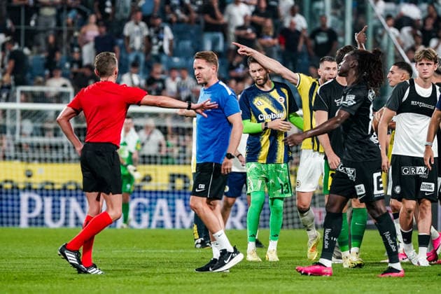 Fussball: Österreich: UEFA Champions League Qualifikation 2026 2027 - 3. Runde, 11.08.2026 - SK Sturm Graz (Österreich) vs. Fenerbahce Istanbul (Türkei) - Merkur Arena (Graz, Österreich); Milan Skriniar (Fenerbahce SK) in einer Auseinandersetzung *** Soccer Austria UEFA Champions League Qualifiers 2026–2027, Round 3, August 11, 2026: SK Sturm Graz (Austria) vs. Fenerbahçe Istanbul (Turkey) at Merkur Arena, Graz, Austria; Milan Skriniar of Fenerbahçe SK in a match Copyright: xLUKAxKOLANOVICx