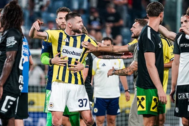 Fussball: Österreich: UEFA Champions League Qualifikation 2026 2027 - 3. Runde, 11.08.2026 - SK Sturm Graz (Österreich) vs. Fenerbahce Istanbul (Türkei) - Merkur Arena (Graz, Österreich); Milan Skriniar (Fenerbahce SK) diskutiert mit Fabio Ingolitsch (Sturm Graz) *** Soccer Austria UEFA Champions League Qualifying 2026–2027, Third Round, August 11, 2026: SK Sturm Graz (Austria) vs. Fenerbahçe Istanbul (Turkey) at Merkur Arena, Graz, Austria. Milan Skriniar of Fenerbahçe SK argues with Fabio Ingolitsch of SK Sturm Graz. Copyright: xLUKAxKOLANOVICx