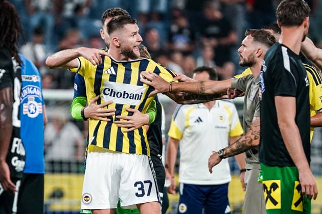 Fussball: Österreich: UEFA Champions League Qualifikation 2026 2027 - 3. Runde, 11.08.2026 - SK Sturm Graz (Österreich) vs. Fenerbahce Istanbul (Türkei) - Merkur Arena (Graz, Österreich); Milan Skriniar (Fenerbahce SK) diskutiert mit Fabio Ingolitsch (Sturm Graz) *** Soccer Austria UEFA Champions League Qualifying 2026–2027, Third Round, August 11, 2026: SK Sturm Graz (Austria) vs. Fenerbahçe Istanbul (Turkey) at Merkur Arena, Graz, Austria. Milan Skriniar of Fenerbahçe SK argues with Fabio Ingolitsch of SK Sturm Graz. Copyright: xLUKAxKOLANOVICx