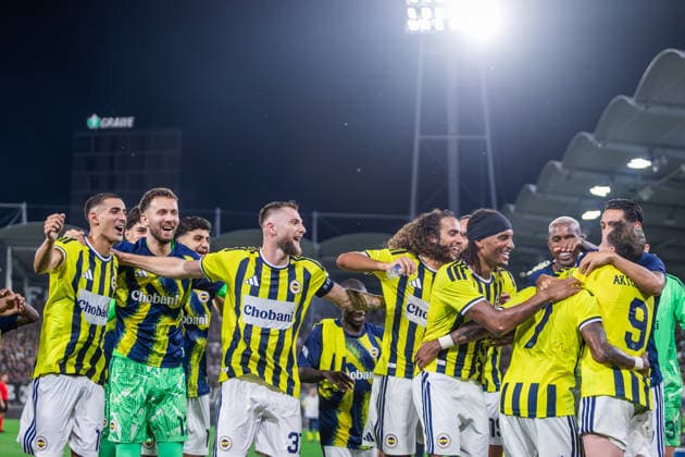 STURM GRAZ - FENERBAHCE Players of Fenerbahce celebrate with fans after the second leg of third qualifying round of UEFA Champions league football match between SK Sturm Graz and Fenerbahce BK at the Stadion Graz Liebenau. Graz, Austria, August 11, 2026. Photo by Branislav Racko Copyright: xx _BRR7714
