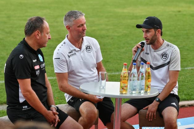 Pressekonferenz, von links Holger Bachthaler (SV Stuttgarter Kickers, Trainer), Moderator Frank Eberle, Marc Mutschler (FC Rottenburg, Trainer) FC Rottenburg vs. SV Stuttgarter Kickers ,Fussball, WFV-Pokal, Gruppe 3, 3. Runde, Wuerttemberg, Saison 2026 2027, 11.08.2026, FC Rottenburg vs. SV Stuttgarter Kickers ,Fussball, WFV-Pokal, Gruppe 3, 3. Runde, Wuerttemberg, Saison 2026 2027, 11.08.2026 Rottenburg am Neckar *** Press conference, from left: Holger Bachthaler, SV Stuttgarter Kickers, coach; moderator Frank Eberle; Marc Mutschler (FC Rottenburg), coach; FC Rottenburg vs. SV Stuttgarter Kickers, soccer, WFV Cup, Group 3, Round 3, Württemberg, 2026–2027 season, August 11, 2026, FC Rottenburg vs. SV Stuttgarter Kickers, soccer, WFV Cup, Group 3, Round 3, Württemberg, 2026–2027 season, August 11, 2026, Rottenburg am Neckar Copyright: xEibner-Pressefoto RalphxKunzex EP_RKE