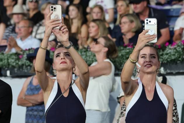 Meise Zwillinge mit Handys in Einsatz, Promis , Eröffnungsfeier , Opening ceremony , AACHEN - FEI World Championships 2026, Weltfest des Pferdesports, Reitsport Weltmeisterschaft 2026, Aachen 2026, Welcome Home 2026, Aachener Soers, 11. bis 23. August 2026, Reitsport, 11.08.2026, Aachen Aachener Soers Deutschland *** Meise Twins with Cell Phones in Action, Celebrities, Opening Ceremony, AACHEN FEI World Championships 2026, World Equestrian Festival, 2026 World Equestrian Games, Aachen 2026, Welcome Home 2026, Aachen Soers, August 11–23, 2026, Equestrian Sports, August 11, 2026, Aachen Soers, Germany