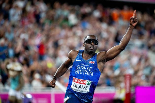 11.08.2026, GBR, Leichtathletik, Europameisterschaft 2026, Abendsession Tag 2, Birmingham Romell Glave ( Großbritannien ) jubelt über den Sieg und die Gold Medaille, 100 Meter Sprint Herren, Finale Birmingham Alexander Stadium England Großbritannien *** August 11, 2026, GBR, Track and Field, 2026 European Championships, Evening Session, Day 2, Birmingham: Romell Glave of Great Britain celebrates his victory and gold medal in the men s 100-meter dash final at Alexander Stadium in Birmingham, England, Great Britain Copyright: xNordphoto Memmlerx