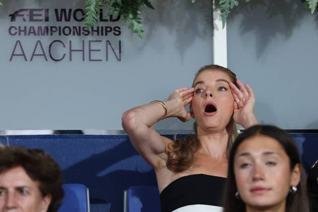 Sport Bilder des Tages #2 Sängerin Yvonne Catterfeld fiebert auf der Tribüne mit , Eröffnungsfeier , Opening ceremony , AACHEN - FEI World Championships 2026, Weltfest des Pferdesports, Reitsport Weltmeisterschaft 2026, Aachen 2026, Welcome Home 2026, Aachener Soers, 11. bis 23. August 2026, Reitsport, 11.08.2026, Aachen Aachener Soers Deutschland *** Singer Yvonne Catterfeld is cheering from the stands at the Opening Ceremony, AACHEN FEI World Championships 2026, World Festival of Equestrian Sports, 2026 World Equestrian Games, Aachen 2026, Welcome Home 2026, Aachen Soers, August 11–23, 2026, Equestrian Sports, August 11, 2026, Aachen Soers, Germany