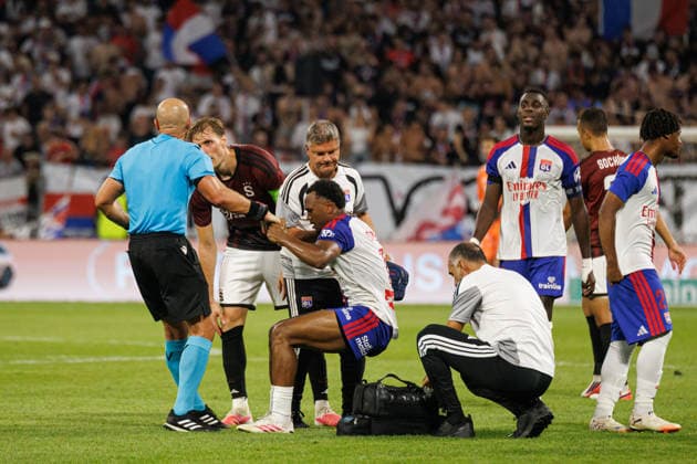 Szymon Marciniak and Lois Openda seen during UEFA Champions League third round qualifying game between teams of Olympique Lyonnais Lyon and Sparta Praha (Quentin Motiel-Font Ball Raw Images) Decines-Charpieu Groupama Stadium France Copyright: xQuentinxMontiel-Fontx QuentinLyonspart262700067