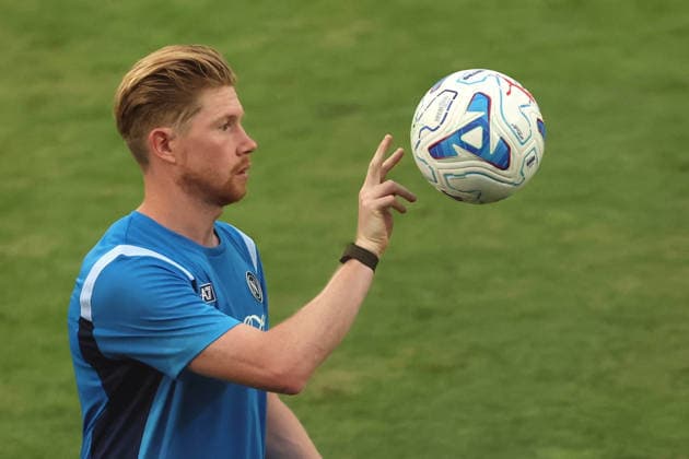 SSC Napoli Training Session Kevin De Bruyne of Napoli and coach Massimiliano Allegri during a training session on the first day of the preseason camp of SSC Napoli at Stadio Patini in Castel di Sangro, Italy, on August 11, 2025. Castel di Sangro Abruzzo Italy  Copyright: xCiroxDexLucax originalFilename:deluca-sscnapol260811_np6PB.jpg