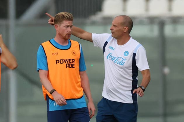 SSC Napoli Training Session Kevin De Bruyne of Napoli and Massimiliano Allegri, coach of Napoli, during a training session on the first day of the preseason camp of SSC Napoli at Stadio Patini in Castel di Sangro, Italy, on August 11, 2025. Castel di Sangro Abruzzo Italy  Copyright: xCiroxDexLucax originalFilename:deluca-sscnapol260811_nplKl.jpg