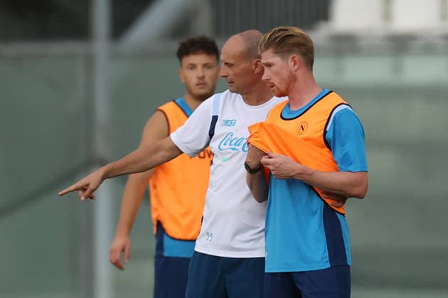 SSC Napoli Training Session Massimiliano Allegri, coach of Napoli, and Kevin De Bruyne of Napoli during a training session on the first day of the preseason camp of SSC Napoli at Stadio Patini in Castel di Sangro, Italy, on August 11, 2025. Castel di Sangro Abruzzo Italy  Copyright: xCiroxDexLucax originalFilename:deluca-sscnapol260811_npOGS.jpg