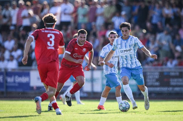 Fussball WFV Pokal 2026 2027 3. Runde 11.08.2026 FC Rottenburg - SV Stuttgarter Kickers Ben-Luca Fisher (re, Kickers) gegen Rene Hirschka (Mitte, FC Rottenburg) *** Soccer WFV Cup 2026–2027, Round 3, August 11, 2026: FC Rottenburg vs. SV Stuttgarter Kickers—Ben Luca Fisher (right), Kickers, vs. Rene Hirschka (center), FC Rottenburg