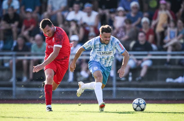 Fussball WFV Pokal 2026 2027 3. Runde 11.08.2026 FC Rottenburg - SV Stuttgarter Kickers Yannick Glessing (re, Kickers) gegen Rene Hirschka (li, FC Rottenburg) *** Soccer WFV Cup 2026–2027, Round 3, August 11, 2026: FC Rottenburg vs. SV Stuttgarter Kickers. Yannick Glessing (right), Kickers, vs. Rene Hirschka (left), FC Rottenburg