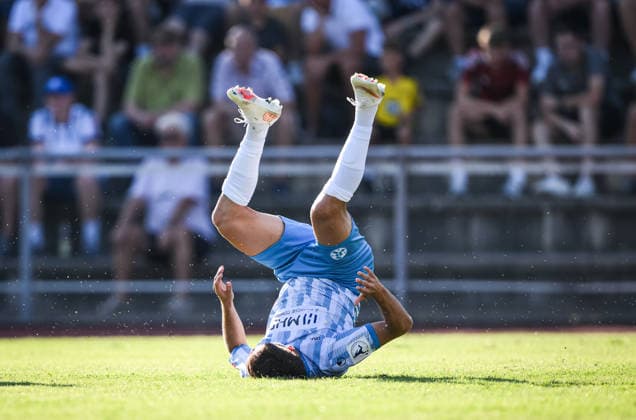 Fussball WFV Pokal 2026 2027 3. Runde 11.08.2026 FC Rottenburg - SV Stuttgarter Kickers Yannick Glessing (Kickers) steht Kopf *** Soccer WFV Cup 2026–2027, Round 3, August 11, 2026: FC Rottenburg vs. SV Stuttgarter Kickers, Yannick Glessing, Kickers Are in an Uproar