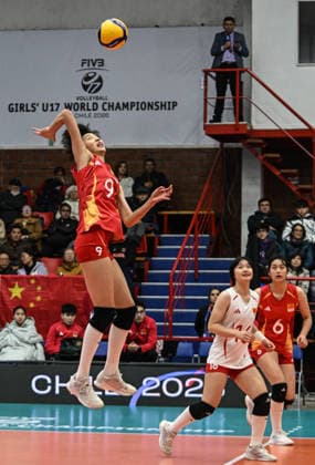 (260812) -- SAN FELIPE, Aug. 12, 2026 -- Ren Sichen (top) of China spikes the ball during the Pool B preliminary phase match between China and Peru at the FIVB Volleyball Girls U17, U 17 World Championship, WM, Weltmeisterschaft in San Felipe, Chile, Aug. 11, 2026. (Photo by Xinhua) (SP)CHILE-SAN FELIPE-VOLLEYBALL-GIRLS U17 WORLD CHAMPIONSHIP-PRELIMINARY PHASE-CHINA VS PERU JorgexVillegas 