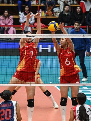 (260812) -- SAN FELIPE, Aug. 12, 2026 -- Chen Xinyi (L) and Chen Ruihan (R) of China block the ball during the Pool B preliminary phase match between China and Peru at the FIVB Volleyball Girls U17, U 17 World Championship, WM, Weltmeisterschaft in San Felipe, Chile, Aug. 11, 2026. (Photo by Xinhua) (SP)CHILE-SAN FELIPE-VOLLEYBALL-GIRLS U17 WORLD CHAMPIONSHIP-PRELIMINARY PHASE-CHINA VS PERU JorgexVillegas 