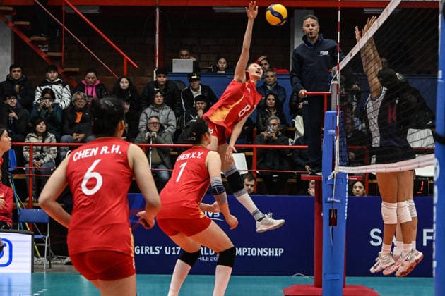 (260812) -- SAN FELIPE, Aug. 12, 2026 -- Zhang Yijia (top) of China spikes the ball during the Pool B preliminary phase match between China and Peru at the FIVB Volleyball Girls U17, U 17 World Championship, WM, Weltmeisterschaft in San Felipe, Chile, Aug. 11, 2026. (Photo by Xinhua) (SP)CHILE-SAN FELIPE-VOLLEYBALL-GIRLS U17 WORLD CHAMPIONSHIP-PRELIMINARY PHASE-CHINA VS PERU JorgexVillegas 