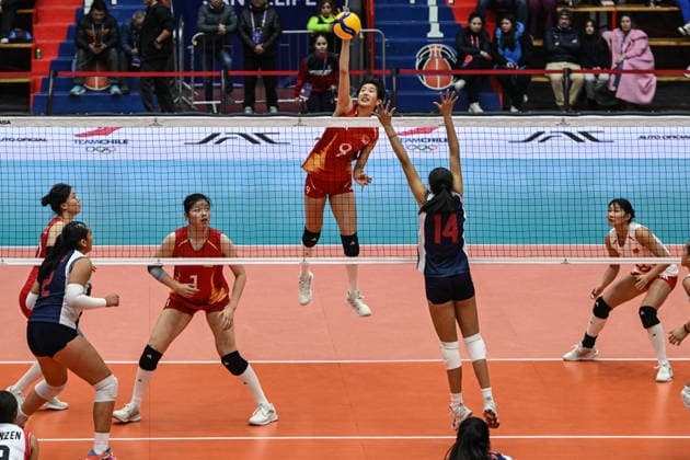 (260812) -- SAN FELIPE, Aug. 12, 2026 -- Ren Sichen (top) of China spikes the ball during the Pool B preliminary phase match between China and Peru at the FIVB Volleyball Girls U17, U 17 World Championship, WM, Weltmeisterschaft in San Felipe, Chile, Aug. 11, 2026. (Photo by Xinhua) (SP)CHILE-SAN FELIPE-VOLLEYBALL-GIRLS U17 WORLD CHAMPIONSHIP-PRELIMINARY PHASE-CHINA VS PERU JorgexVillegas 