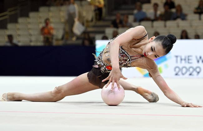 12.08.2026, xhbx, Rhythmische Sportgymnastik Weltmeisterschaft 2026, v.l. Qi Wang (China) (DFL DFB REGULATIONS PROHIBIT ANY USE OF PHOTOGRAPHS as IMAGE SEQUENCES and or QUASI-VIDEO) Frankfurt am Main *** August 12, 2026, xhbx, 2026 Rhythmic Gymnastics World Championships, from left: Qi Wang, China; DFL; DFB. REGULATIONS PROHIBIT ANY USE OF PHOTOGRAPHS AS IMAGE SEQUENCES AND OR QUASI-VIDEO. Frankfurt am Main