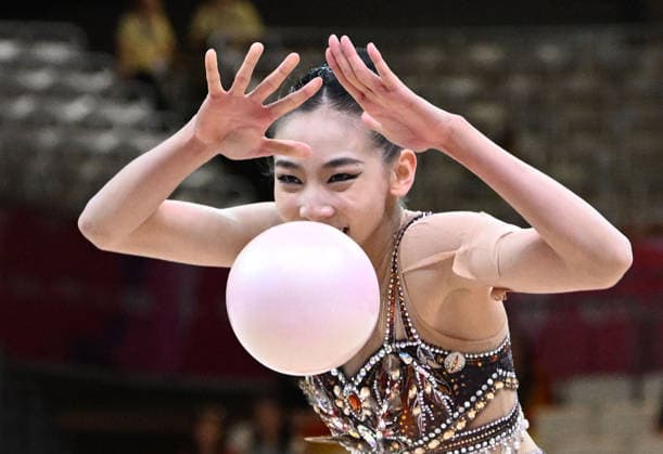 12.08.2026, xhbx, Rhythmische Sportgymnastik Weltmeisterschaft 2026, v.l. Qi Wang (China) (DFL DFB REGULATIONS PROHIBIT ANY USE OF PHOTOGRAPHS as IMAGE SEQUENCES and or QUASI-VIDEO) Frankfurt am Main *** August 12, 2026, xhbx, 2026 Rhythmic Gymnastics World Championships, from left: Qi Wang, China; DFL; DFB. REGULATIONS PROHIBIT ANY USE OF PHOTOGRAPHS AS IMAGE SEQUENCES AND OR QUASI-VIDEO. Frankfurt am Main