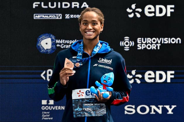 Sara Curtis of Italy shows the bronze medal after competing in the swimming 100m Freestyle Women Final during the European Aquatics Championships at the Olympic Aquatic Center in Paris (France), August 11, 2026. Andrea Masini Deepbluemedia Insidefoto