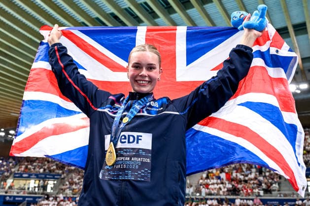 Katie Shanahan of Great Britain shows the gold medal after competing in the swimming 200m Backstroke Women Final during the European Aquatics Championships at the Olympic Aquatic Center in Paris (France), August 11, 2026. Andrea Staccioli Deepbluemedia Insidefoto