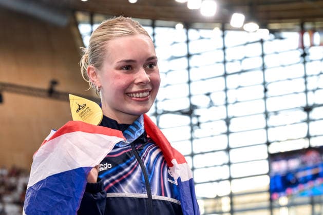 Katie Shanahan of Great Britain shows the gold medal after competing in the swimming 200m Backstroke Women Final during the European Aquatics Championships at the Olympic Aquatic Center in Paris (France), August 11, 2026. Giorgio Scala DBM - Deepbluemedia Insidefoto