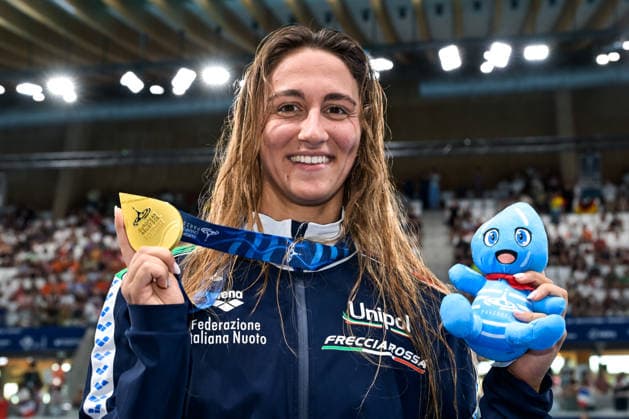 Simona Quadarella of Italy shows the gold medal after competing in the swimming 800m Freestyle Women Final during the European Aquatics Championships at the Olympic Aquatic Center in Paris (France), August 11, 2026. Giorgio Scala DBM - Deepbluemedia Insidefoto