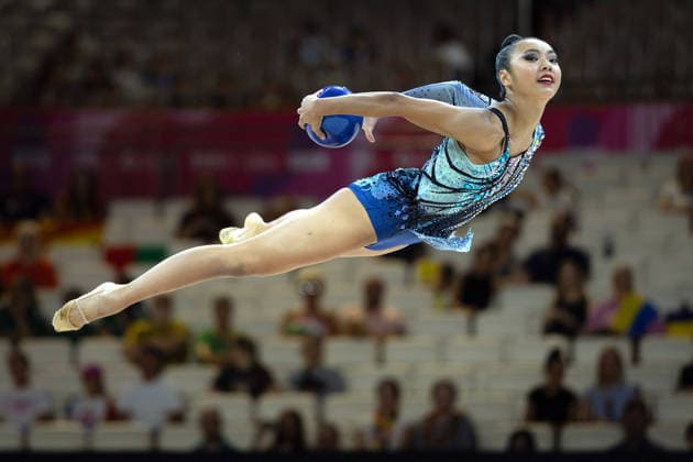 Weltmeisterschaft der Rhythmischen Sportgymnastik Pin Rong Lee (Kanada) während ihrer Übung mit dem Ball. Weltmeisterschaft der Rhythmischen Sportgymnastik vom 11. bis zum 16. August in der Festhalle in Frankfurt am Main. Qualifikation Tag 1., Frankfurt am Main Hessen Deutschland Festhalle *** World Rhythmic Gymnastics Championships: Pin Rong Lee of Canada during her ball routine. World Rhythmic Gymnastics Championships, August 11–16, at the Festhalle in Frankfurt am Main. Qualifying Round, Day 1, Frankfurt am Main, Hesse, Germany, Festhalle