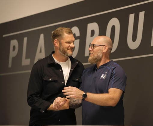 Foto : Trainer Ales PAJOVIC (rechts , Flensburg ) begrüsst Hamburgs Johannes BITTER Saisonauftakt Handball Bundesliga , Pressekonferenz der Nordvereine in Kiel am Di. 11.08.26 *** Photo: Coach Ales PAJOVIC (right); Flensburg welcomes Hamburg s Johannes BITTER to the season opener of the Handball Bundesliga; press conference of the northern clubs in Kiel on Tuesday, August 11, 2026