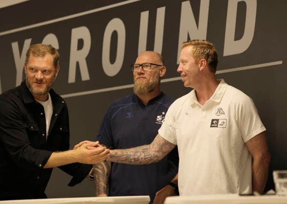 Foto : die Trainer Boerge LUND (THW Kiel , rechts und Trainer Ales PAJOVIC , mitte , Flensburg , begrüssen Jogi Bitter (HSV) Saisonauftakt Handball Bundesliga , Pressekonferenz der Nordvereine in Kiel am Di. 11.08.26 *** Photo: Coach Boerge LUND of THW Kiel (right) and Coach Ales PAJOVIC of Flensburg (center) welcome Jogi Bitter of HSV at the start of the Handball Bundesliga season; press conference of the northern clubs in Kiel on Tuesday, August 11, 2026