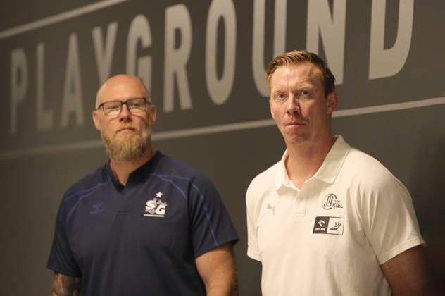 Foto : die Trainer Boerge LUND (THW Kiel) und links Trainer Ales PAJOVIC (Flensburg) im Gespräch Saisonauftakt Handball Bundesliga , Pressekonferenz der Nordvereine in Kiel am Di. 11.08.26 *** Photo: Coach Boerge LUND of THW Kiel and, on the left, Coach Ales PAJOVIC of Flensburg in conversation at the start of the Handball Bundesliga season; press conference of the northern clubs in Kiel on Tuesday, August 11, 2026