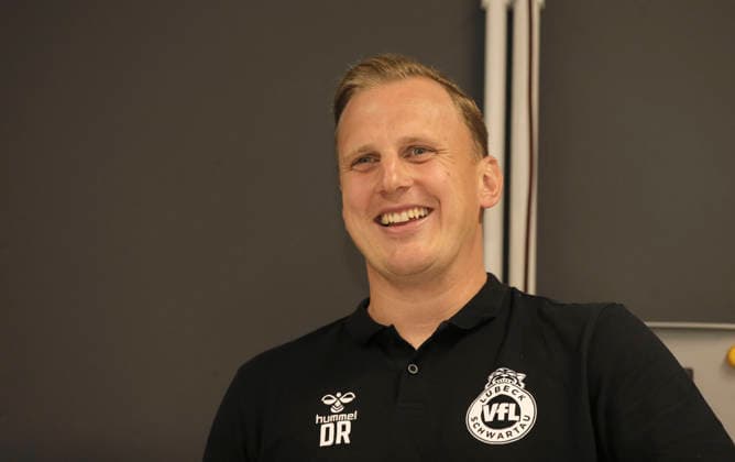 Foto : Trainer David RÖHRIG (Bad Schwartau) Saisonauftakt Handball Bundesliga , Pressekonferenz der Nordvereine in Kiel am Di. 11.08.26 *** Photo: Coach David RÖHRIG, Bad Schwartau; Handball Bundesliga Season Opener; Press Conference of the Northern Clubs in Kiel on Tuesday, August 11, 2026