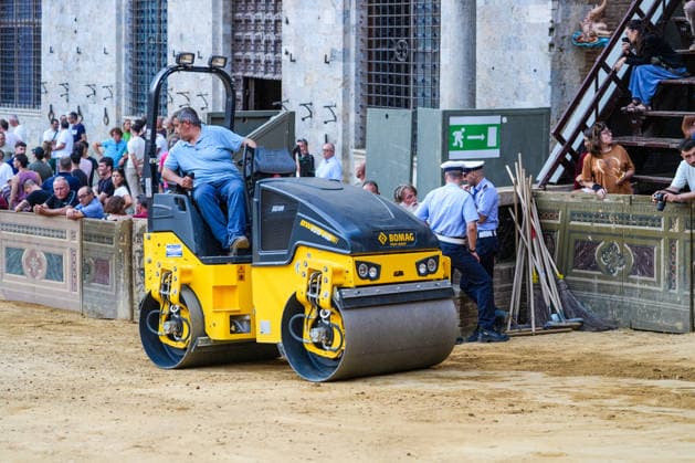 August 12, 2026, Siena, Toscana, Italy: The traditional night trials of the Palio di Siena, now called regulated trials, take place at dawn in Piazza del Campo and serve to evaluate the horses for the race. Siena, 12 08 2026 Palio Di Siena, The Regulated Trials At Dawn In Piazza Del Campo  - ZUMAa289 20260812_zia_a289_013 Copyright: xSalvatorexDexRosax xAgfx