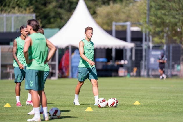 12.08.2026, GER Deutschland, Fussball, Saison 2026 2027, Trainingslager Werder Bremen, Tag 3. des Trainingslagers von SV Werder Bremen in Harsewinkel-Marienfeld, 2. Trainingseinheit des Tages Senne Lynen (SV Werder Bremen, 14) Einzelaktion; Ganzkörper Ganzkoerper ; Ball am Fuss; Harsewinkel-Marienfeld Hotel-Residence Klosterpforte Nordrhein-Westfalen (NRW) Deutschland *** August 12, 2026, GER Germany, Soccer, 2026–2027 Season, Werder Bremen Training Camp, Day 3 of SV Werder Bremen’s training camp in Harsewinkel Marienfeld, 2nd training session of the day at Senne Lynen, SV Werder Bremen; 14 individual drills—full-body, ball at the feet—in Harsewinkel, Marienfeld, Hotel Residence Klosterpforte, North Rhine-Westphalia (NRW), Germany Copyright: xnordphotoxGmbHx xChristianxSchulzex