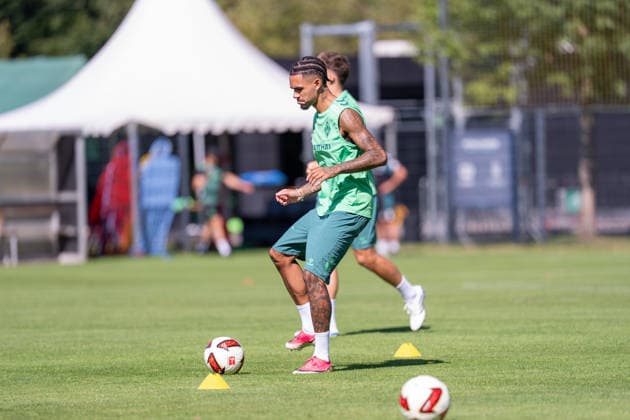 12.08.2026, GER Deutschland, Fussball, Saison 2026 2027, Trainingslager Werder Bremen, Tag 3. des Trainingslagers von SV Werder Bremen in Harsewinkel-Marienfeld, 2. Trainingseinheit des Tages Justin Njinmah (SV Werder Bremen, 11) Einzelaktion; Ganzkörper Ganzkoerper ; Ball am Fuss; Harsewinkel-Marienfeld Hotel-Residence Klosterpforte Nordrhein-Westfalen (NRW) Deutschland *** August 12, 2026, GER Germany, Soccer, 2026–2027 Season, Werder Bremen Training Camp, Day 3 of SV Werder Bremen’s training camp in Harsewinkel Marienfeld, 2nd training session of the day: Justin Njinmah, SV Werder Bremen; 11 individual drills, full-body, ball at his feet, Harsewinkel Marienfeld, Hotel Residence Klosterpforte, North Rhine-Westphalia (NRW), Germany Copyright: xnordphotoxGmbHx xChristianxSchulzex