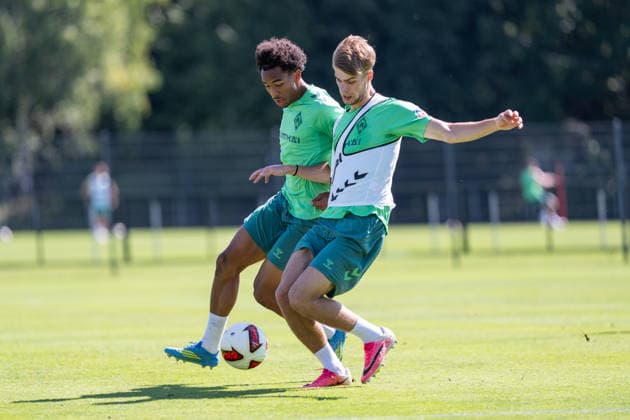 12.08.2026, GER Deutschland, Fussball, Saison 2026 2027, Trainingslager Werder Bremen, Tag 3. des Trainingslagers von SV Werder Bremen in Harsewinkel-Marienfeld, 2. Trainingseinheit des Tages Zweikampf zwischen Paul Erevbenagie (SV Werder Bremen, 38) und Mick Schmetgens (SV Werder Bremen, 33) Harsewinkel-Marienfeld Hotel-Residence Klosterpforte Nordrhein-Westfalen (NRW) Deutschland *** August 12, 2026, GER Germany, Soccer, 2026–2027 Season, Werder Bremen Training Camp, Day 3 of SV Werder Bremen’s training camp in Harsewinkel Marienfeld, 2nd training session of the day: a tackle between Paul Erevbenagie (SV Werder Bremen, 38) and Mick Schmetgens (SV Werder Bremen, 33) in Harsewinkel Marienfeld at the Hotel Residence Klosterpforte, North Rhine-Westphalia (NRW), Germany Copyright: xnordphotoxGmbHx xChristianxSchulzex