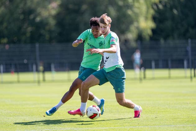 12.08.2026, GER Deutschland, Fussball, Saison 2026 2027, Trainingslager Werder Bremen, Tag 3. des Trainingslagers von SV Werder Bremen in Harsewinkel-Marienfeld, 2. Trainingseinheit des Tages Zweikampf zwischen Paul Erevbenagie (SV Werder Bremen, 38) und Mick Schmetgens (SV Werder Bremen, 33) Harsewinkel-Marienfeld Hotel-Residence Klosterpforte Nordrhein-Westfalen (NRW) Deutschland *** August 12, 2026, GER Germany, Soccer, 2026–2027 Season, Werder Bremen Training Camp, Day 3 of SV Werder Bremen’s training camp in Harsewinkel Marienfeld, 2nd training session of the day: a tackle between Paul Erevbenagie (SV Werder Bremen, 38) and Mick Schmetgens (SV Werder Bremen, 33) in Harsewinkel Marienfeld at the Hotel Residence Klosterpforte, North Rhine-Westphalia (NRW), Germany Copyright: xnordphotoxGmbHx xChristianxSchulzex