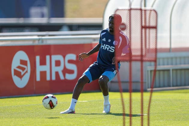 12.08.2026, Fussball, Training des FC Schalke 04. Junior Dina Ebimbe (FC Schalke 04). Gelsenkirchen Trainingsgelände FC Schalke 04 NRW Deutschland xRHR-FOTO YYx *** August 12, 2026, Soccer, FC Schalke 04 Junior Training, Dina Ebimbe, FC Schalke 04, Gelsenkirchen, FC Schalke 04 Training Facility, North Rhine-Westphalia, Germany, xRHR, PHOTO YYx Copyright: RHR-FOTOx RHR-FOTO YY