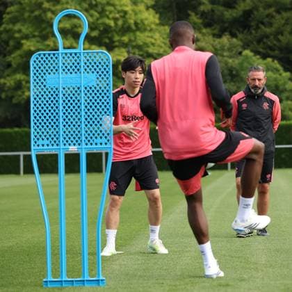 Rangers manager Derek McInnes looks oner Olwethu Makhanya and Daisuke Yokota training ahead of tomorrow s Europa League qualifying match against Jagiellonia Bialystok. Rangers Training - The Rangers Training Centre, Glasgow, Lanarkshire, Scotland, UK - 12 Aug 2026Glasgow The Rangers Training Centre Lanarkshire United Kingdom  Copyright: xO Rourke RangersxFC Shutterstockx 17066919aa